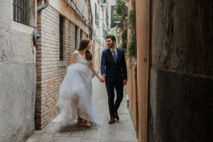 young married couple roaming in the city doing photoshoot