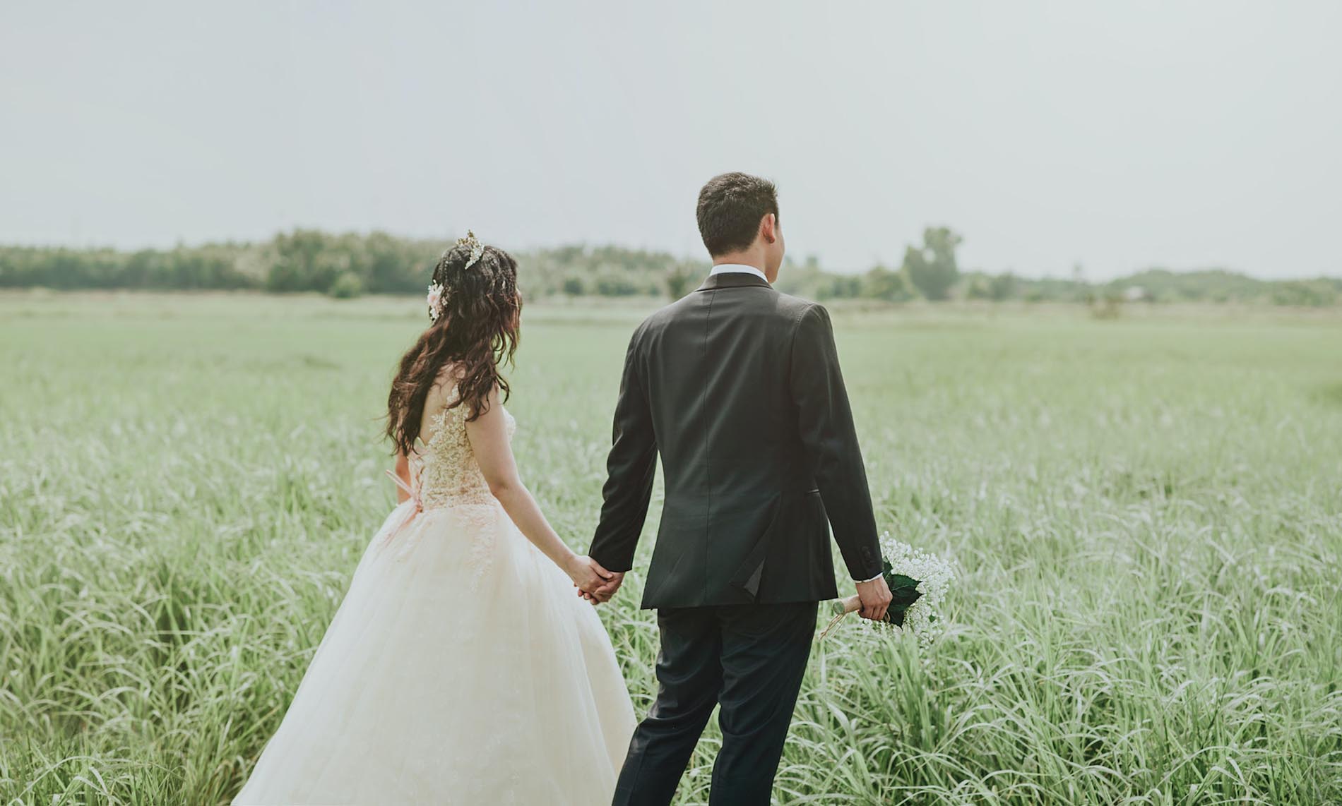 what should a photographer bring to a wedding?